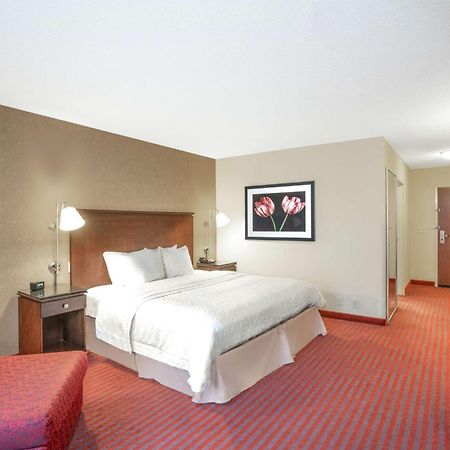 Hampton Inn Richmond - Airport Сендстон Екстер'єр фото