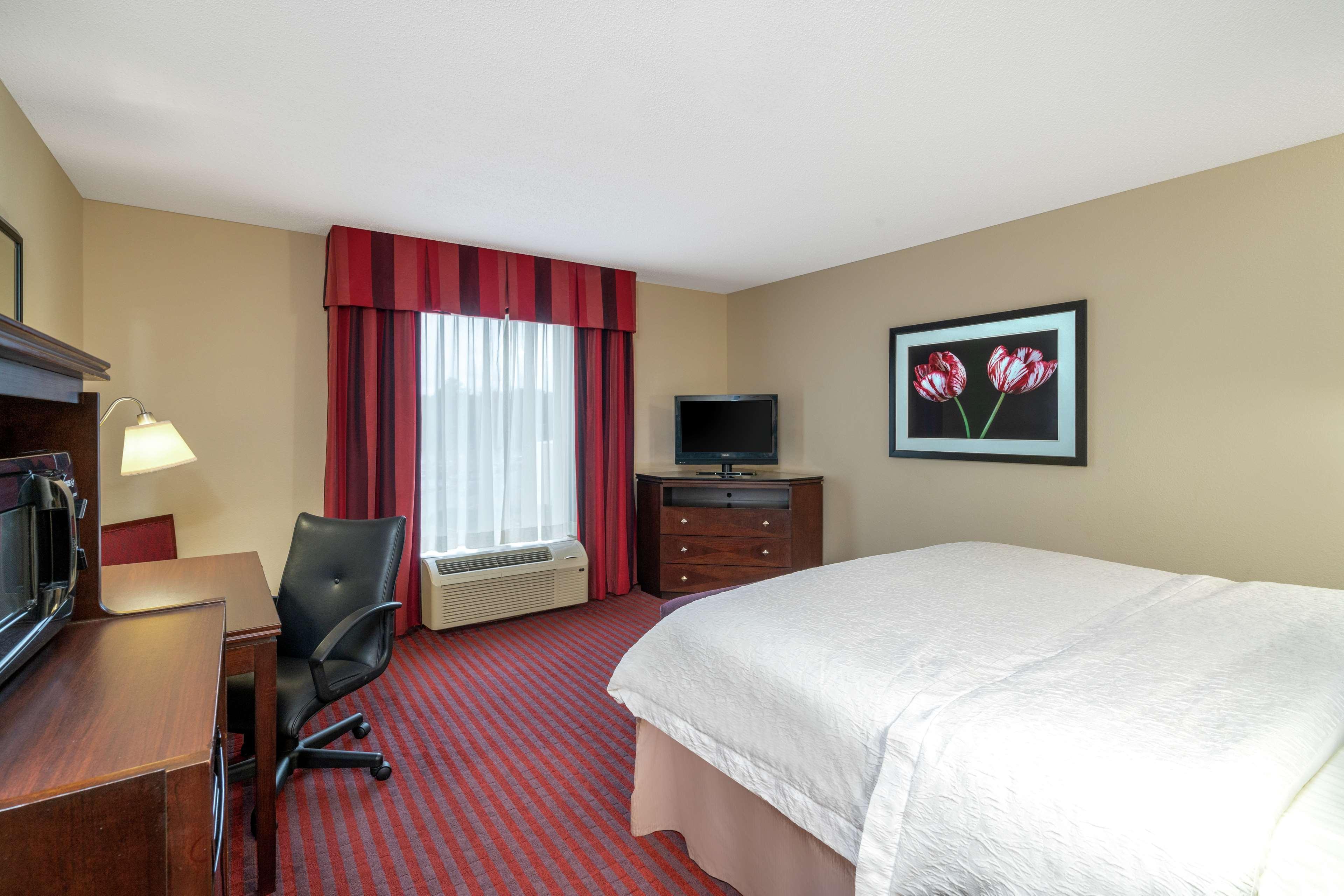 Hampton Inn Richmond - Airport Сендстон Екстер'єр фото