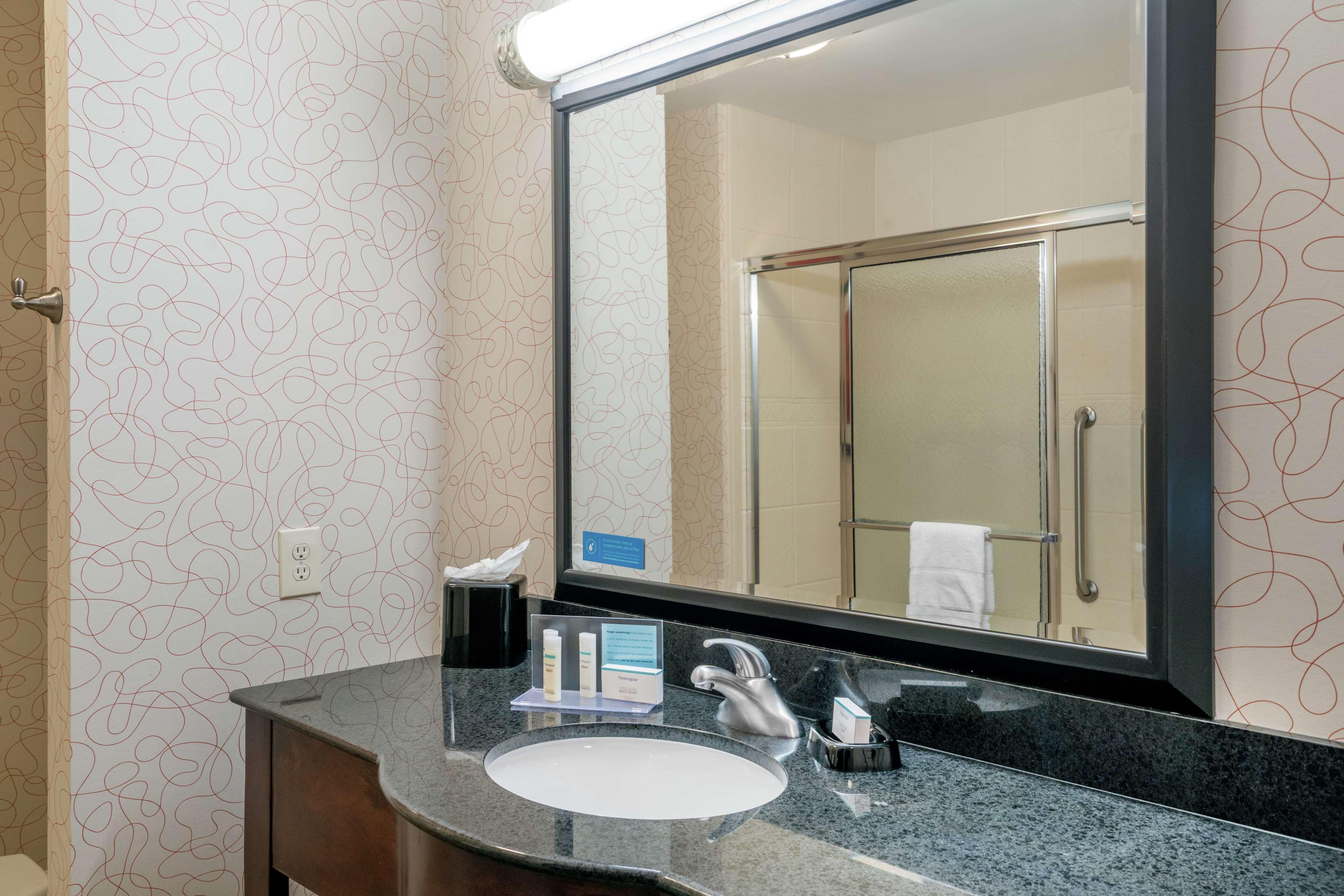 Hampton Inn Richmond - Airport Сендстон Екстер'єр фото