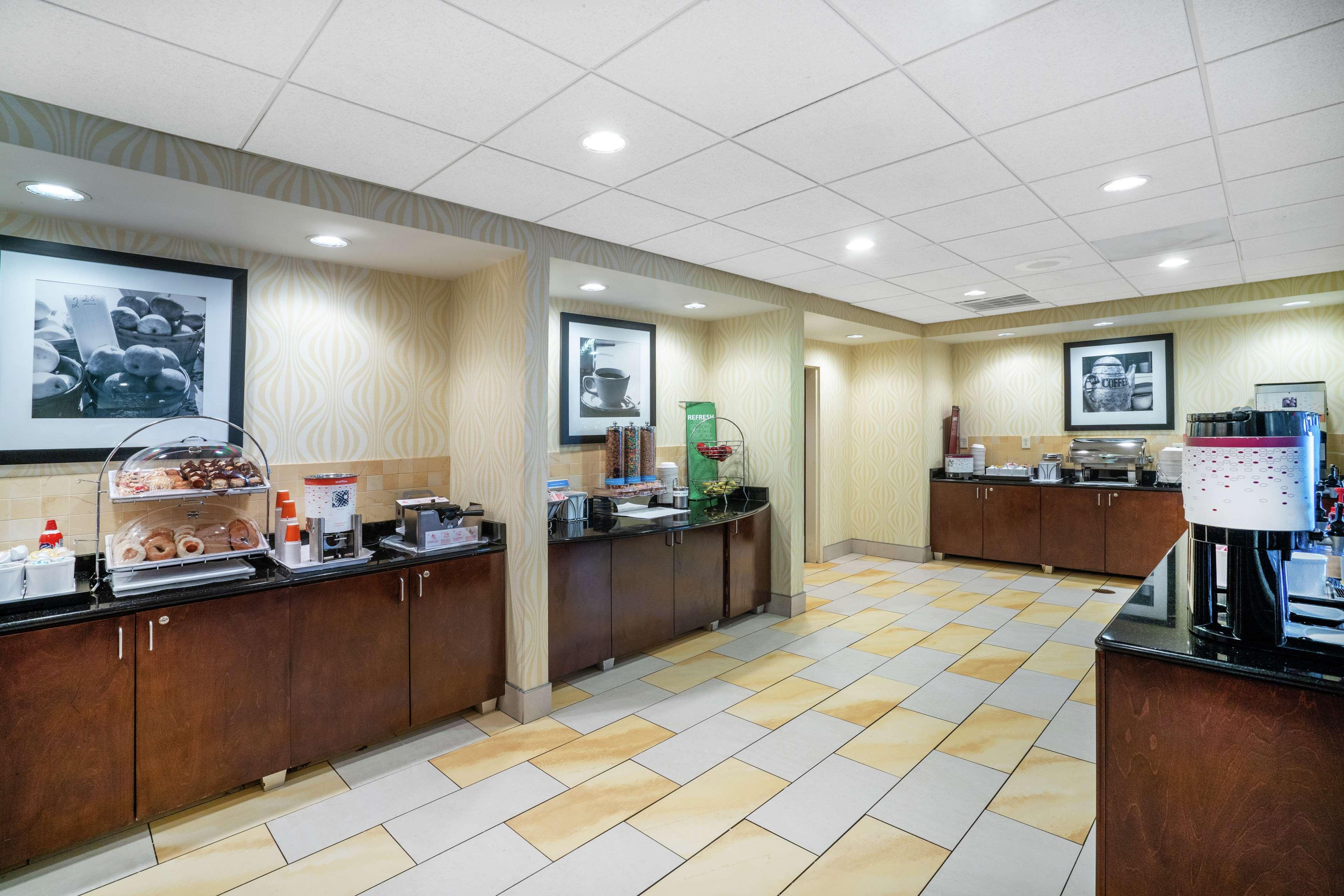 Hampton Inn Richmond - Airport Сендстон Екстер'єр фото