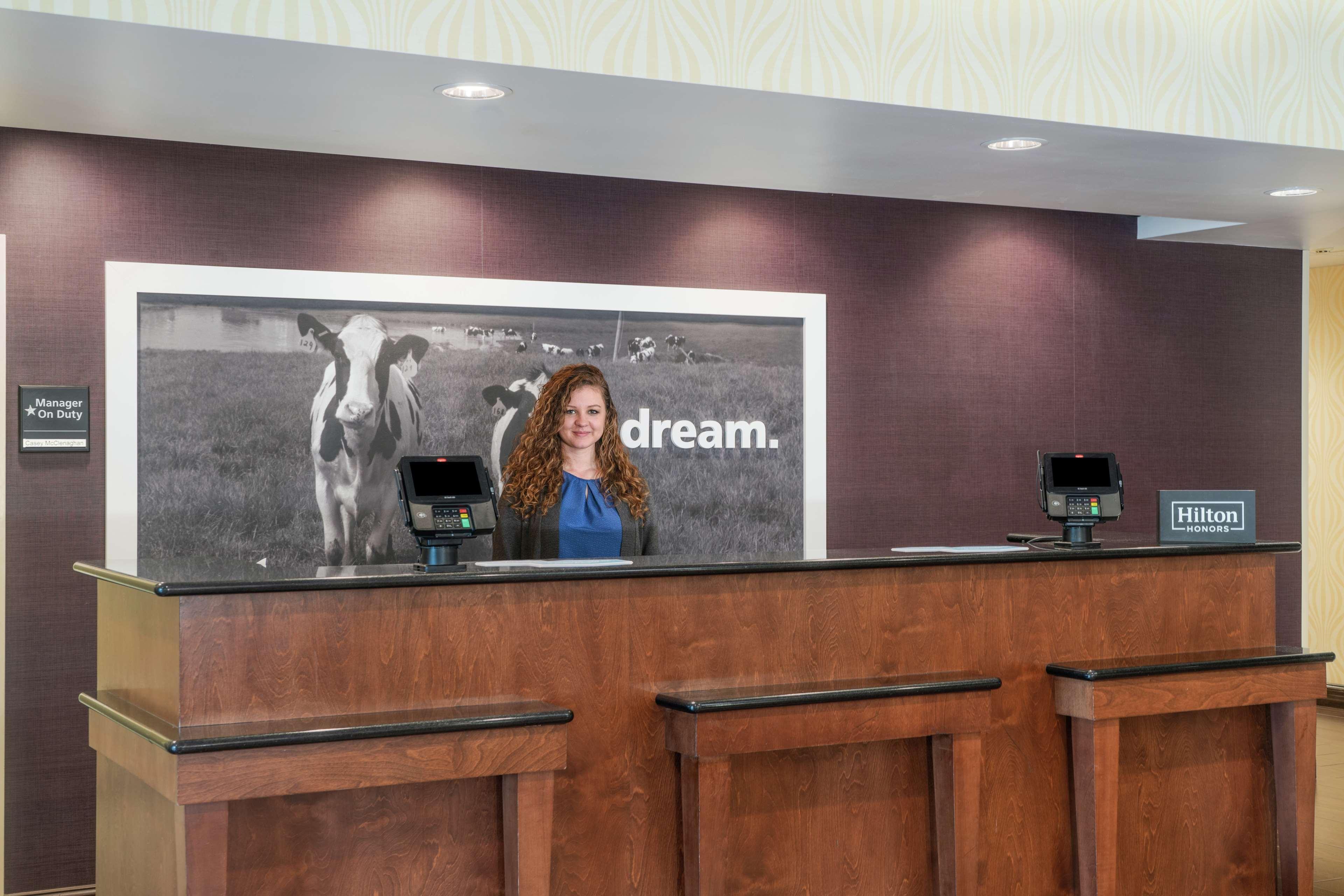 Hampton Inn Richmond - Airport Сендстон Екстер'єр фото
