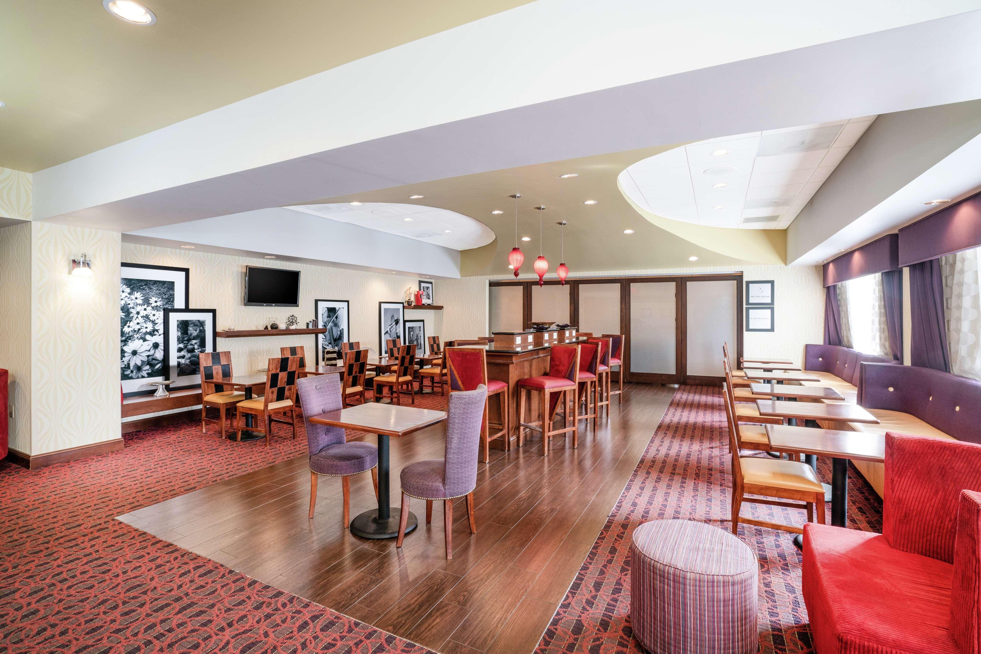 Hampton Inn Richmond - Airport Сендстон Екстер'єр фото