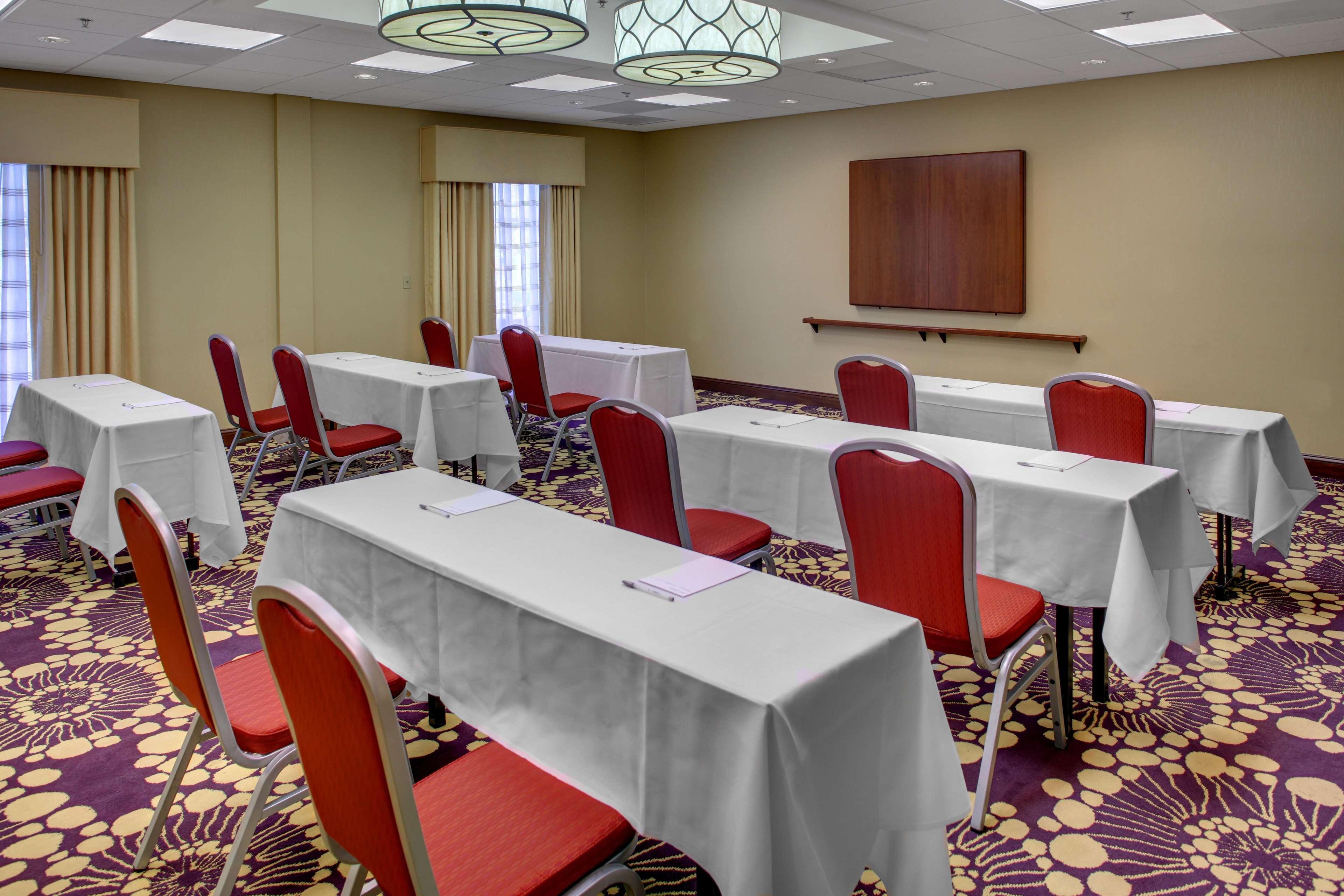 Hampton Inn Richmond - Airport Сендстон Екстер'єр фото