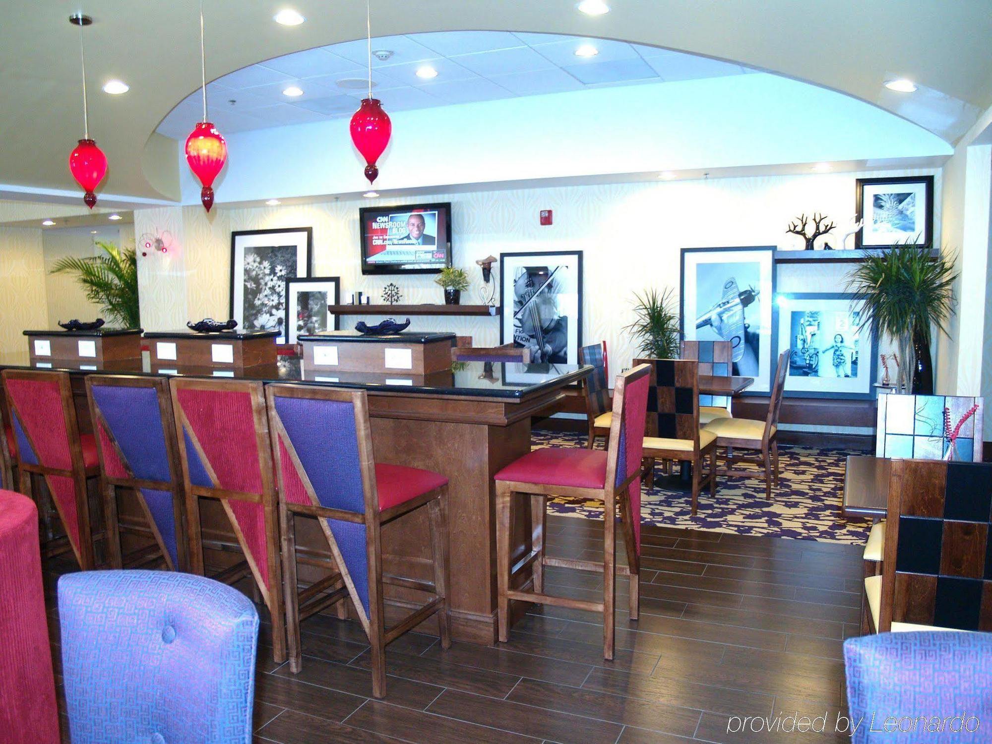Hampton Inn Richmond - Airport Сендстон Ресторан фото