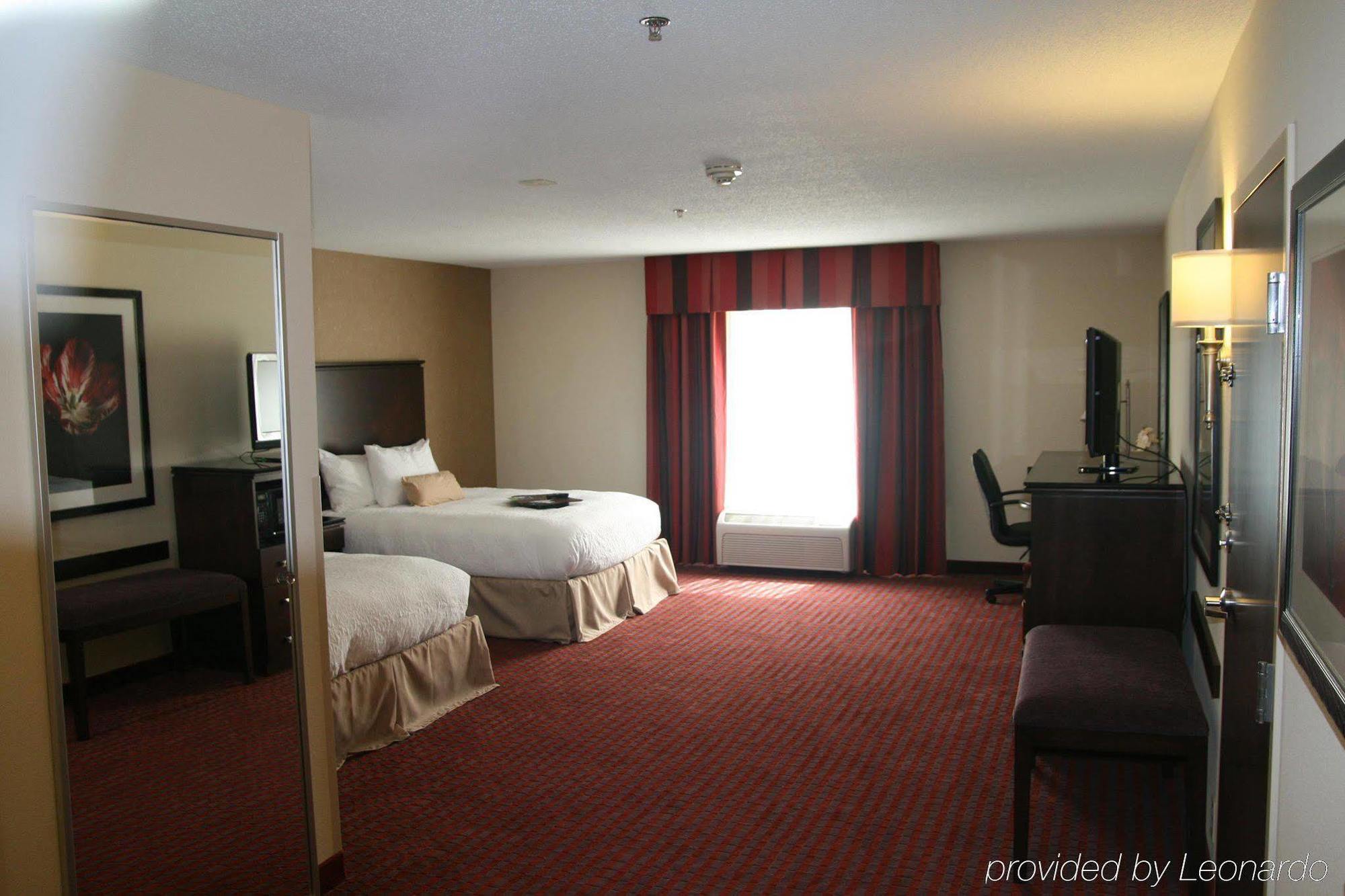 Hampton Inn Richmond - Airport Сендстон Номер фото