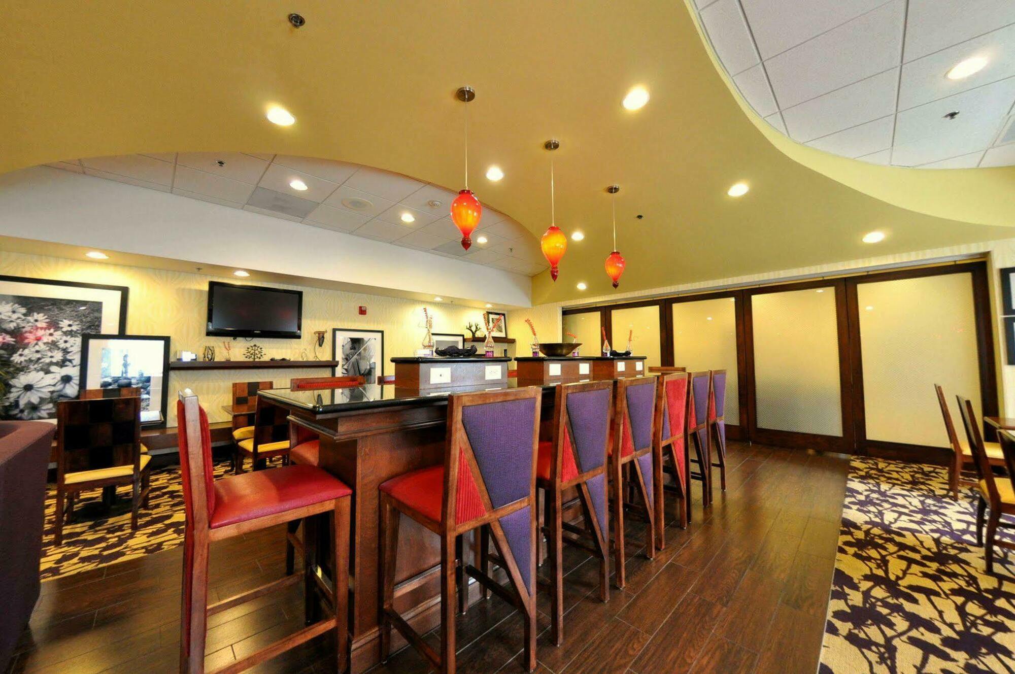 Hampton Inn Richmond - Airport Сендстон Ресторан фото