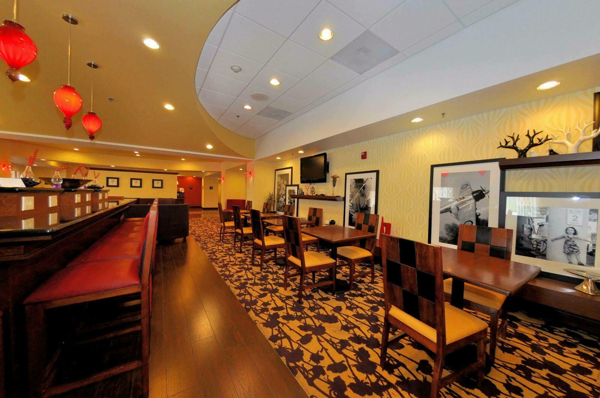 Hampton Inn Richmond - Airport Сендстон Ресторан фото
