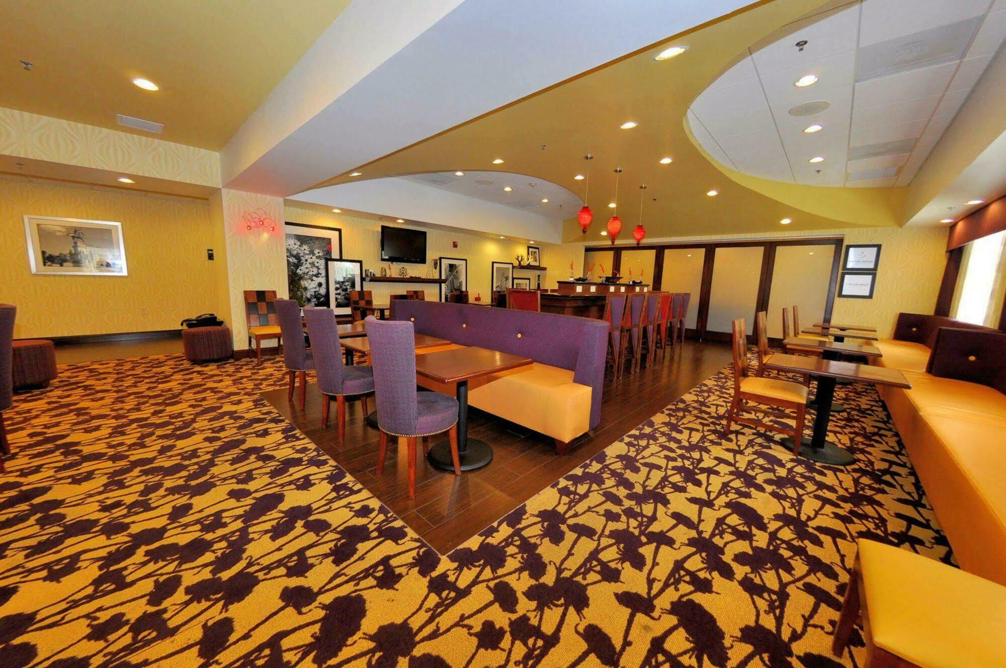 Hampton Inn Richmond - Airport Сендстон Ресторан фото
