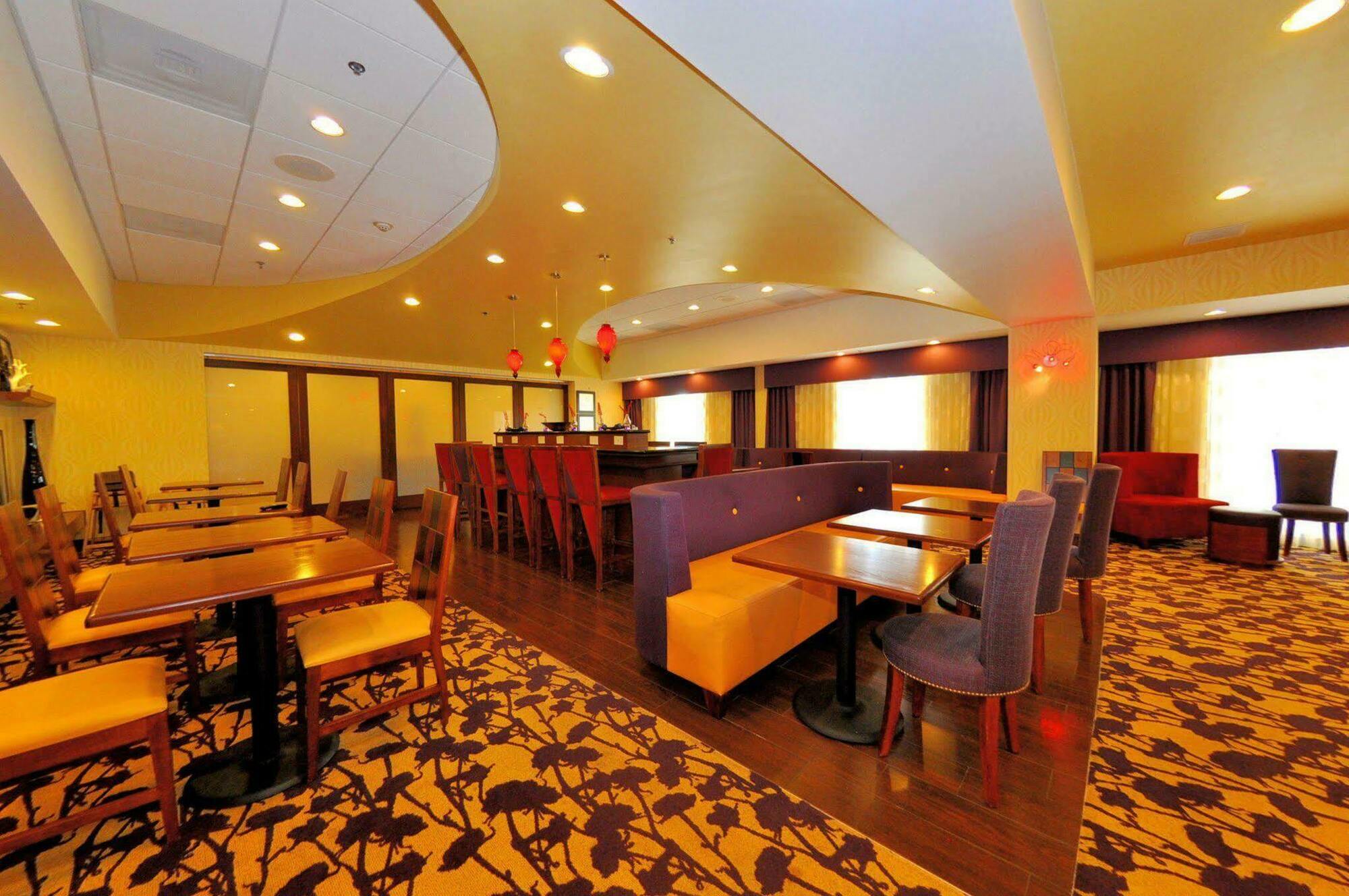 Hampton Inn Richmond - Airport Сендстон Ресторан фото